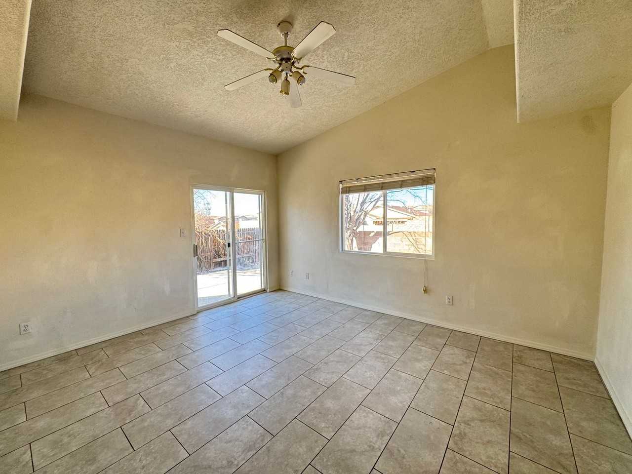 6919 Shale Ave Ne - Photo 4 of 11