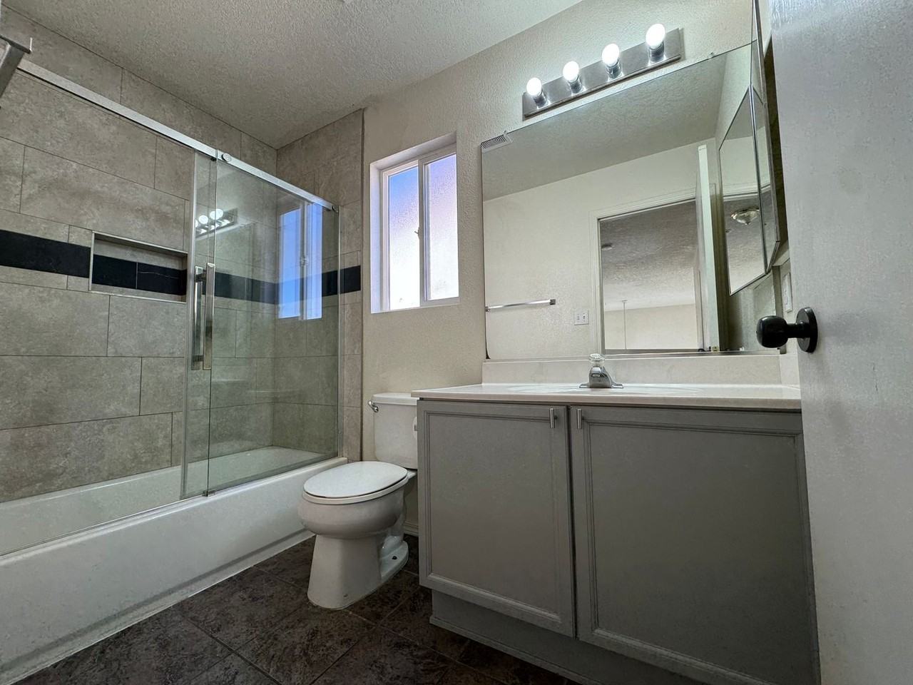 6919 Shale Ave Ne - Photo 7 of 11