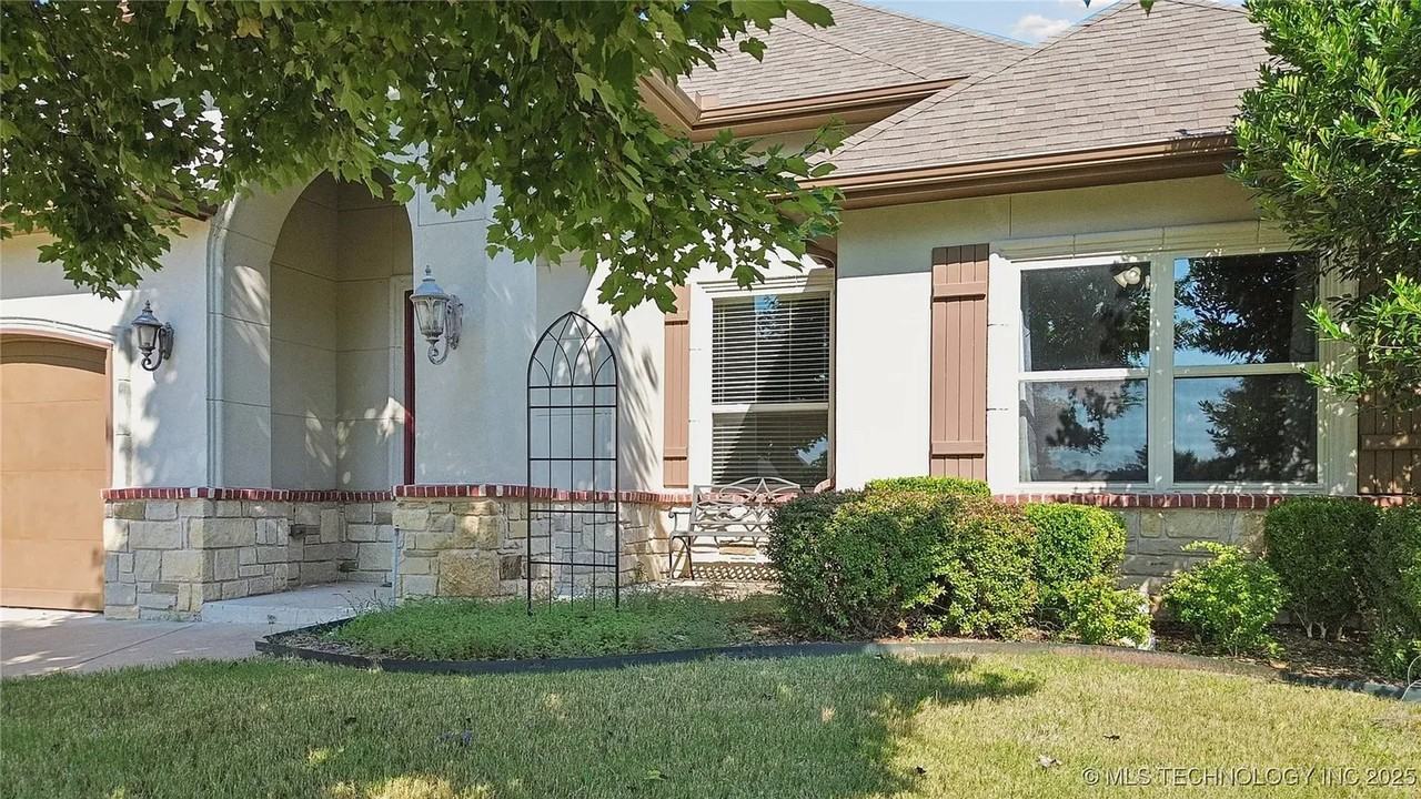 11285 S 73rd Ct E - Photo 2 of 43