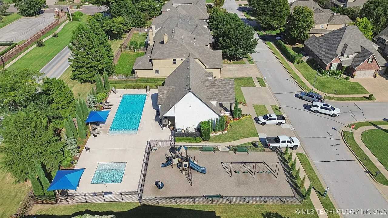 11285 S 73rd Ct E - Photo 4 of 43