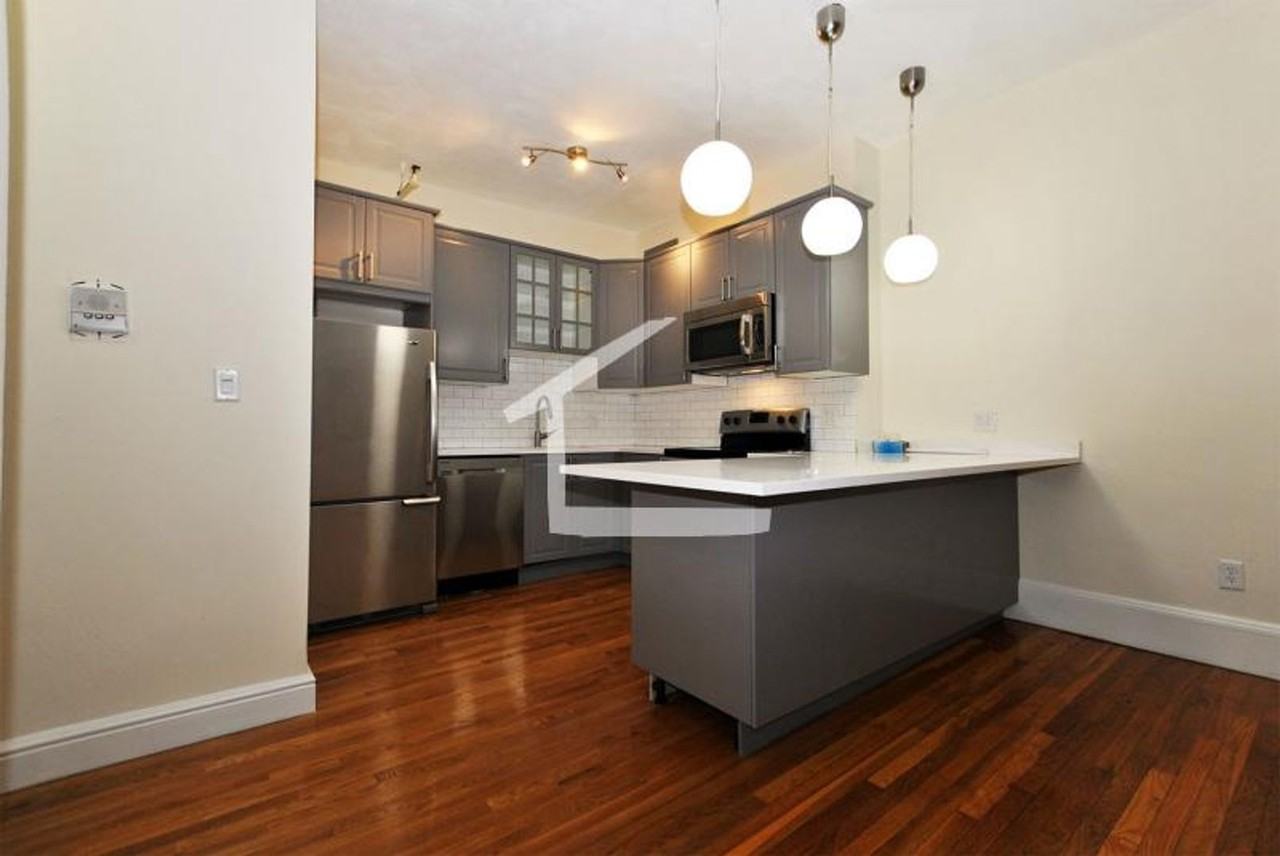 930 Beacon St - Photo 3 of 6