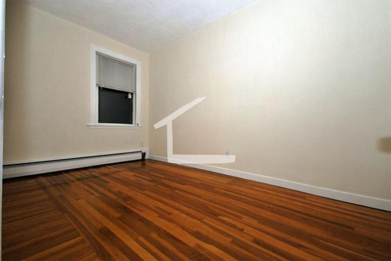 930 Beacon St - Photo 5 of 6