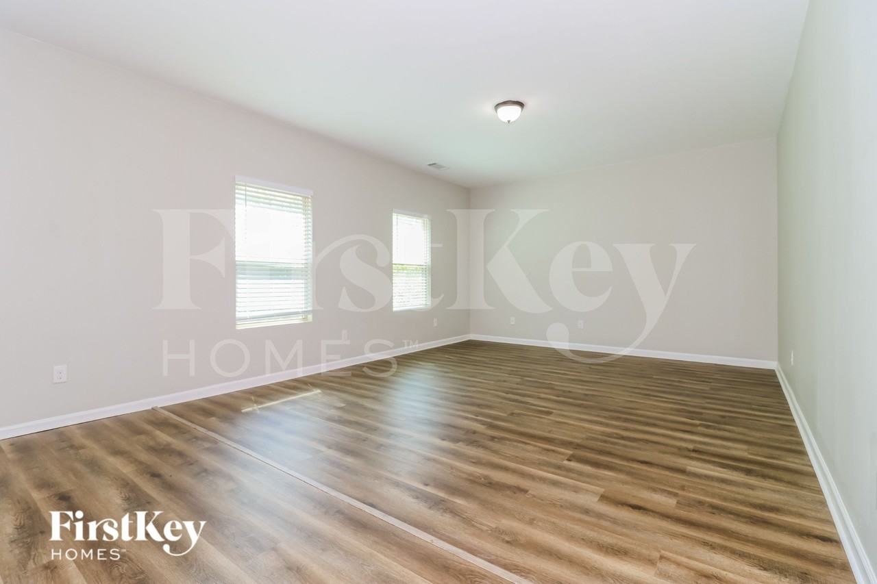 659 Independence Ave - Photo 2 of 16