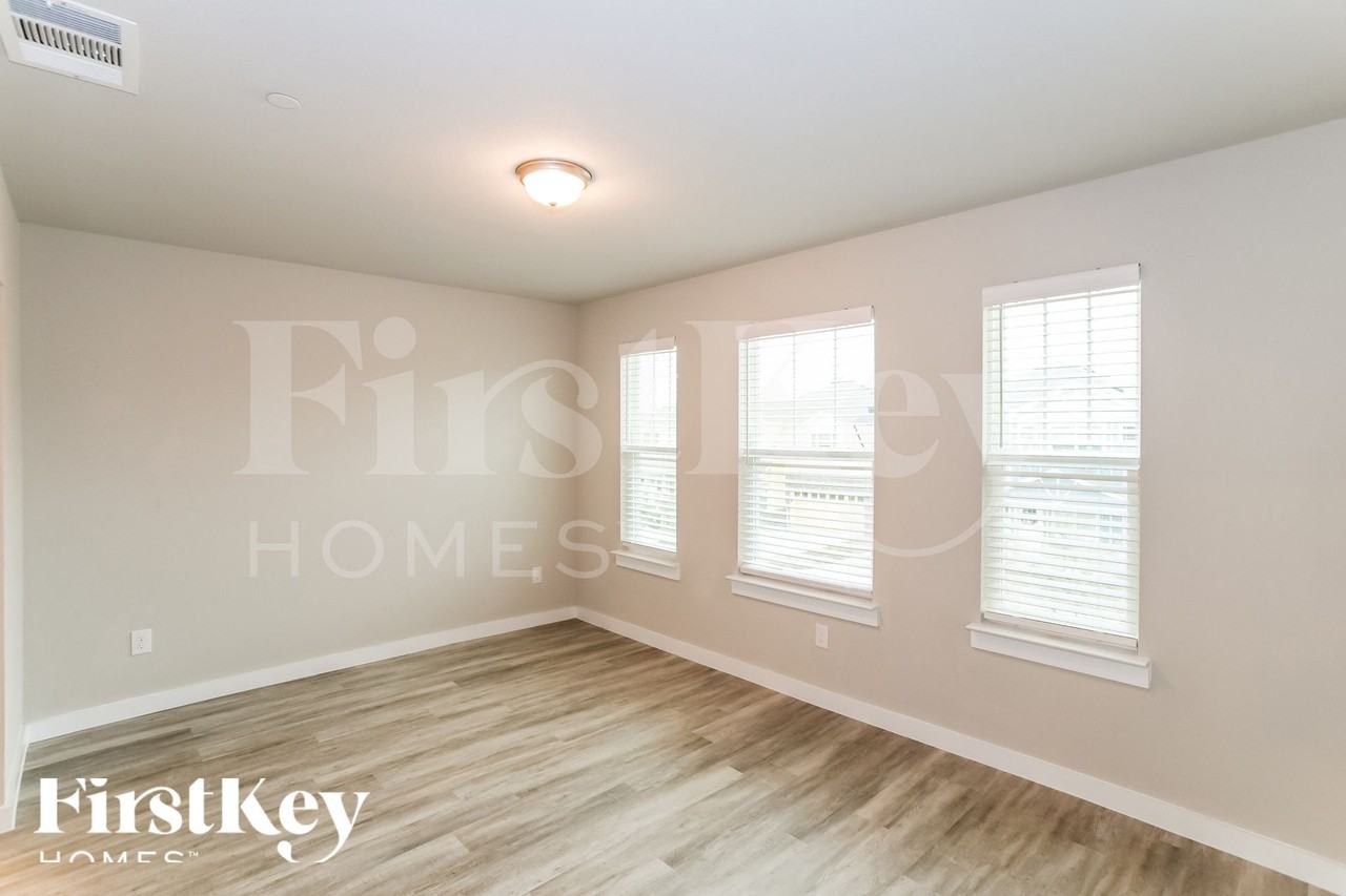 327 Niki Dr - Photo 6 of 15