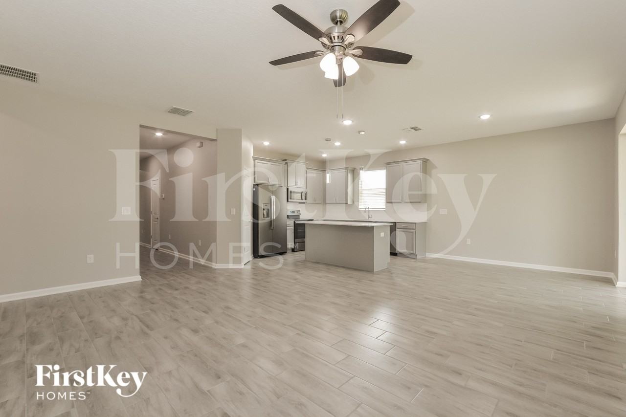 921 Carmillion Ct - Photo 3 of 15