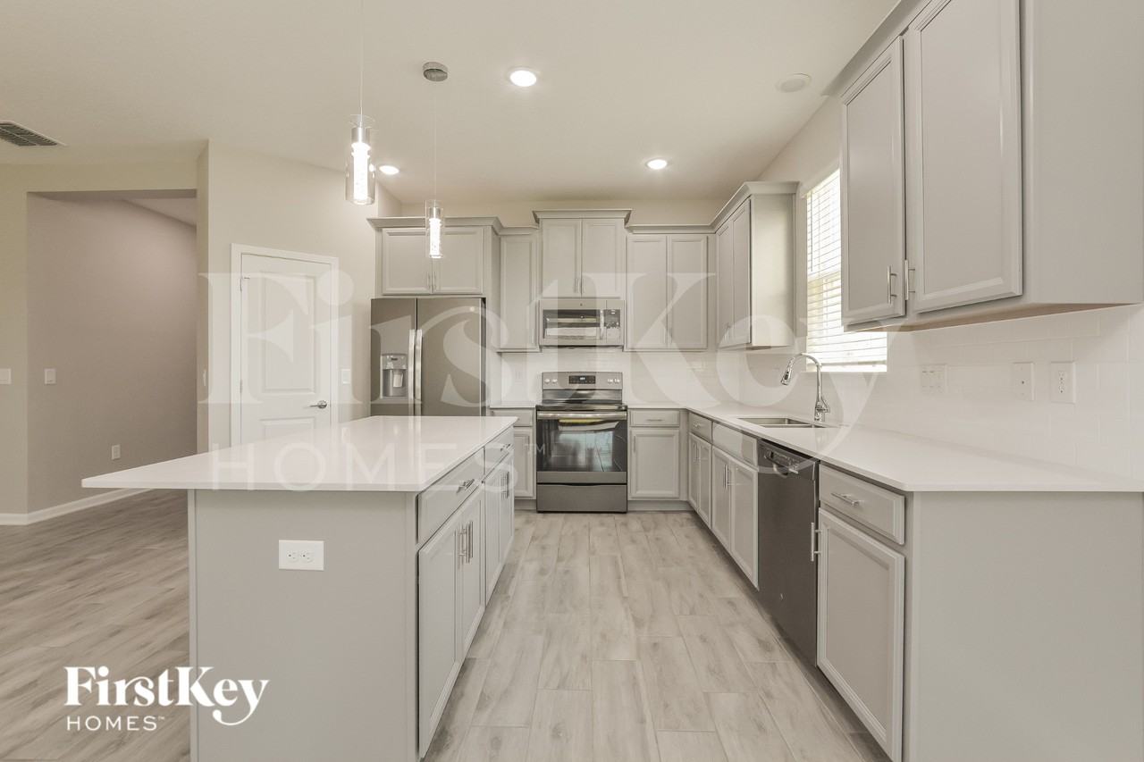 921 Carmillion Ct - Photo 5 of 15