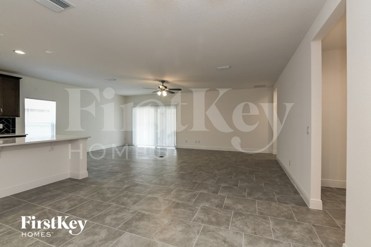 705 Blackstone St - Photo 3 of 18