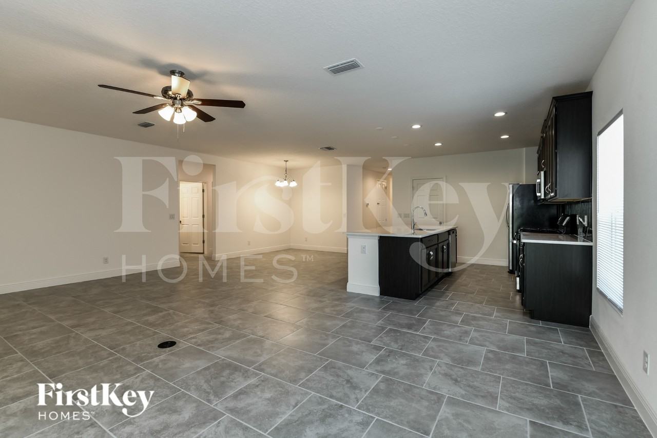 705 Blackstone St - Photo 5 of 18