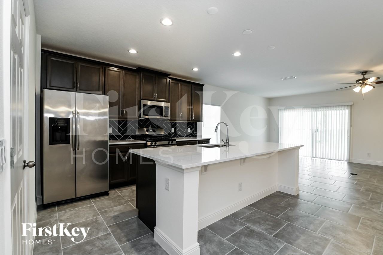 705 Blackstone St - Photo 6 of 18