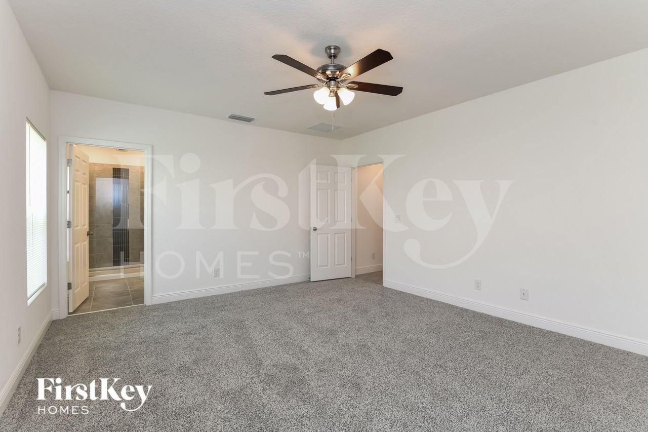 705 Blackstone St - Photo 7 of 18