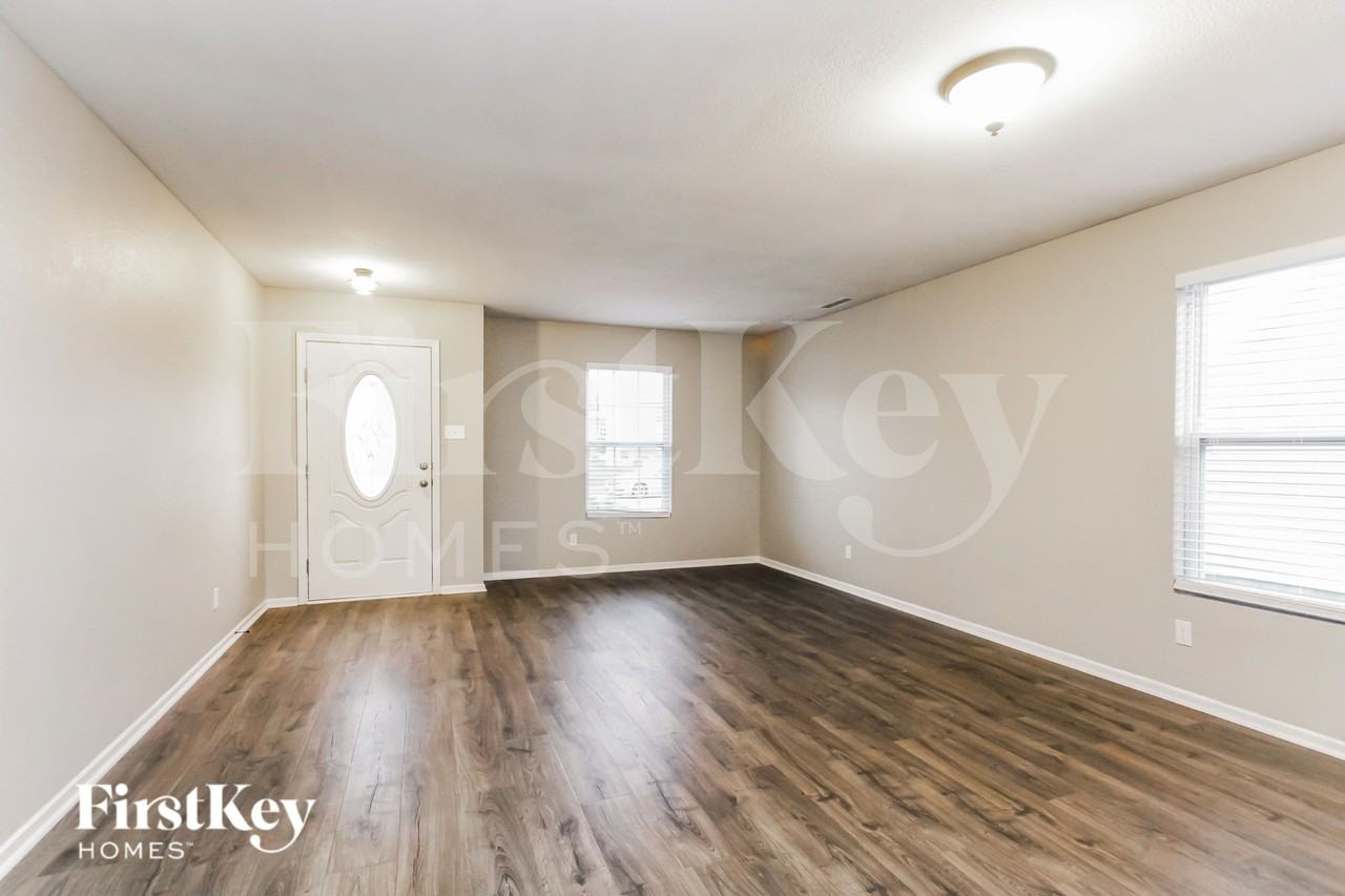 1643 Carriage Cir - Photo 2 of 18