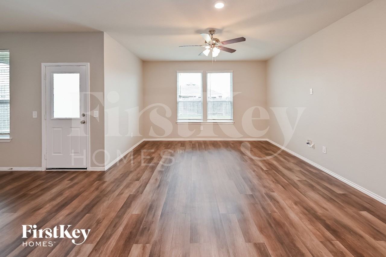 5835 Big Bluestem Ln - Photo 2 of 15