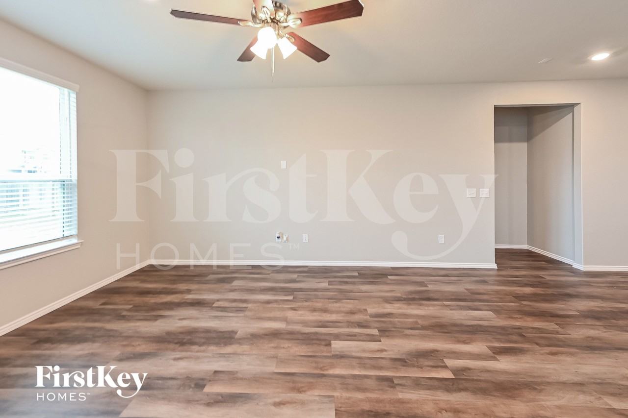 5835 Big Bluestem Ln - Photo 3 of 15