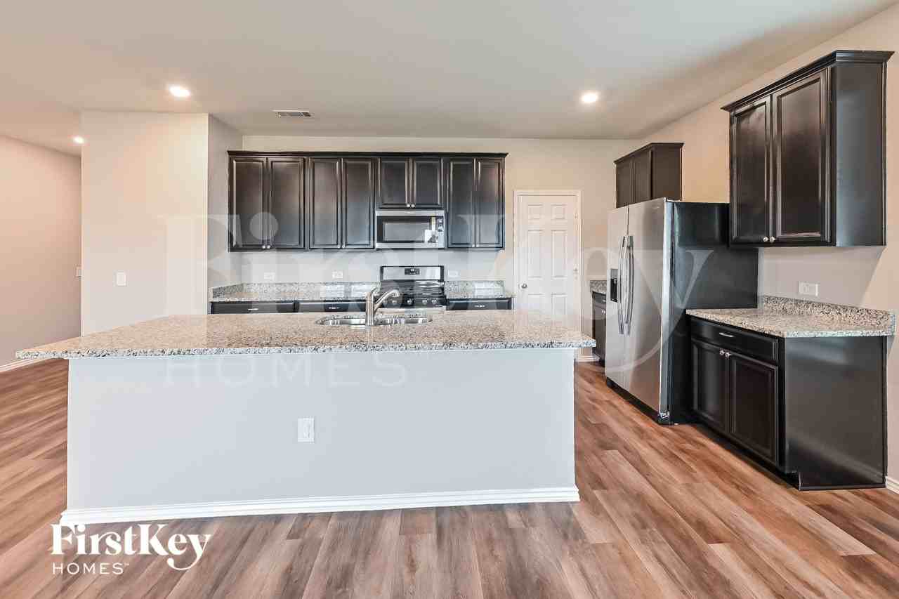 5835 Big Bluestem Ln - Photo 5 of 15