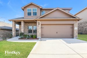 featured image of 10109 Huntersville Trl