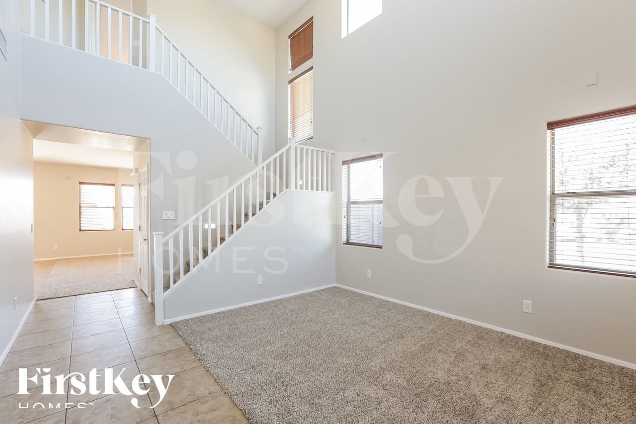 2639 W Tamarisk Ave - Photo 3 of 18