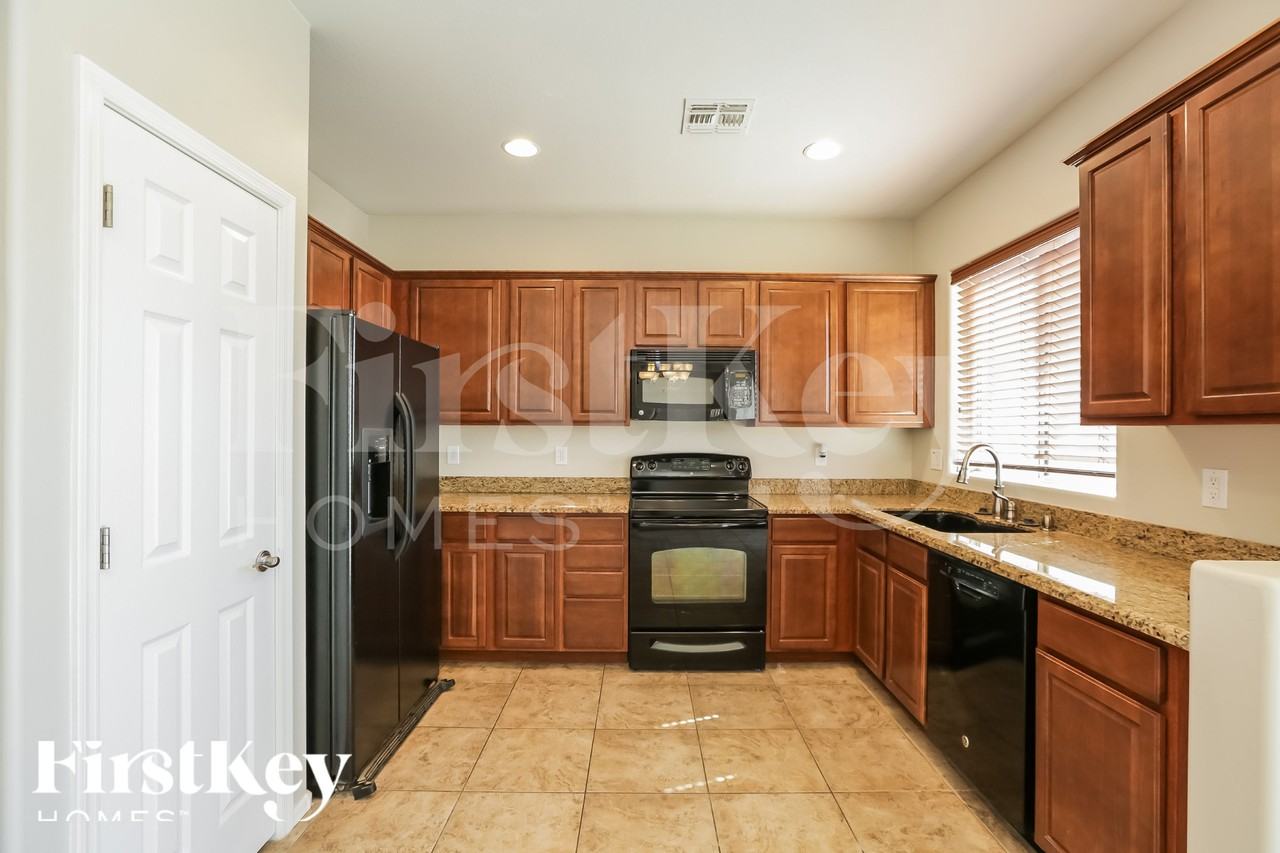 2639 W Tamarisk Ave - Photo 4 of 18