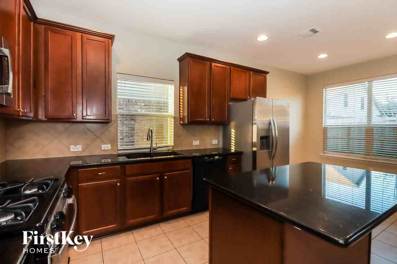 1315 Lucas St - Photo 5 of 15