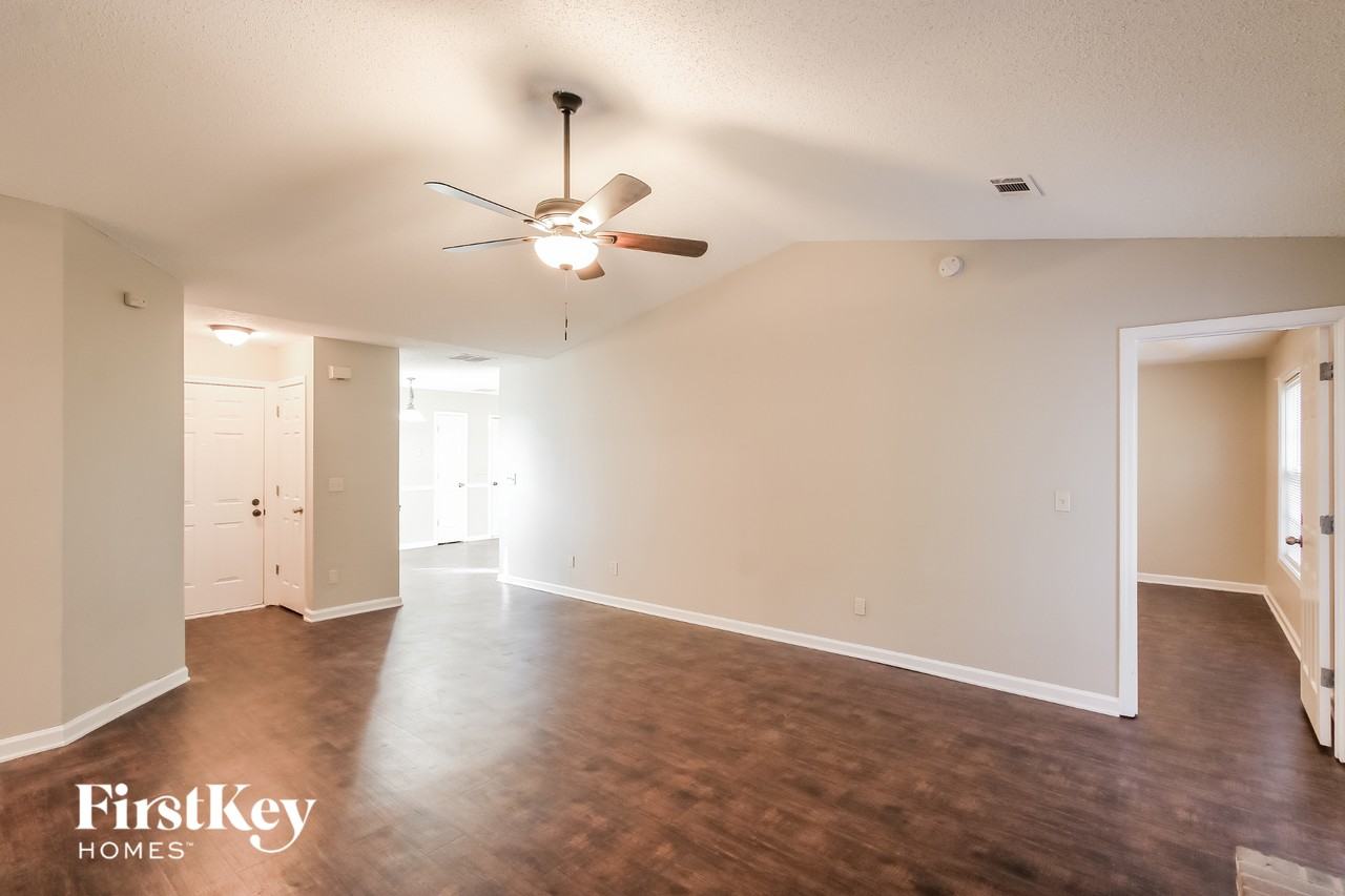 1166 Locust Dr - Photo 4 of 15