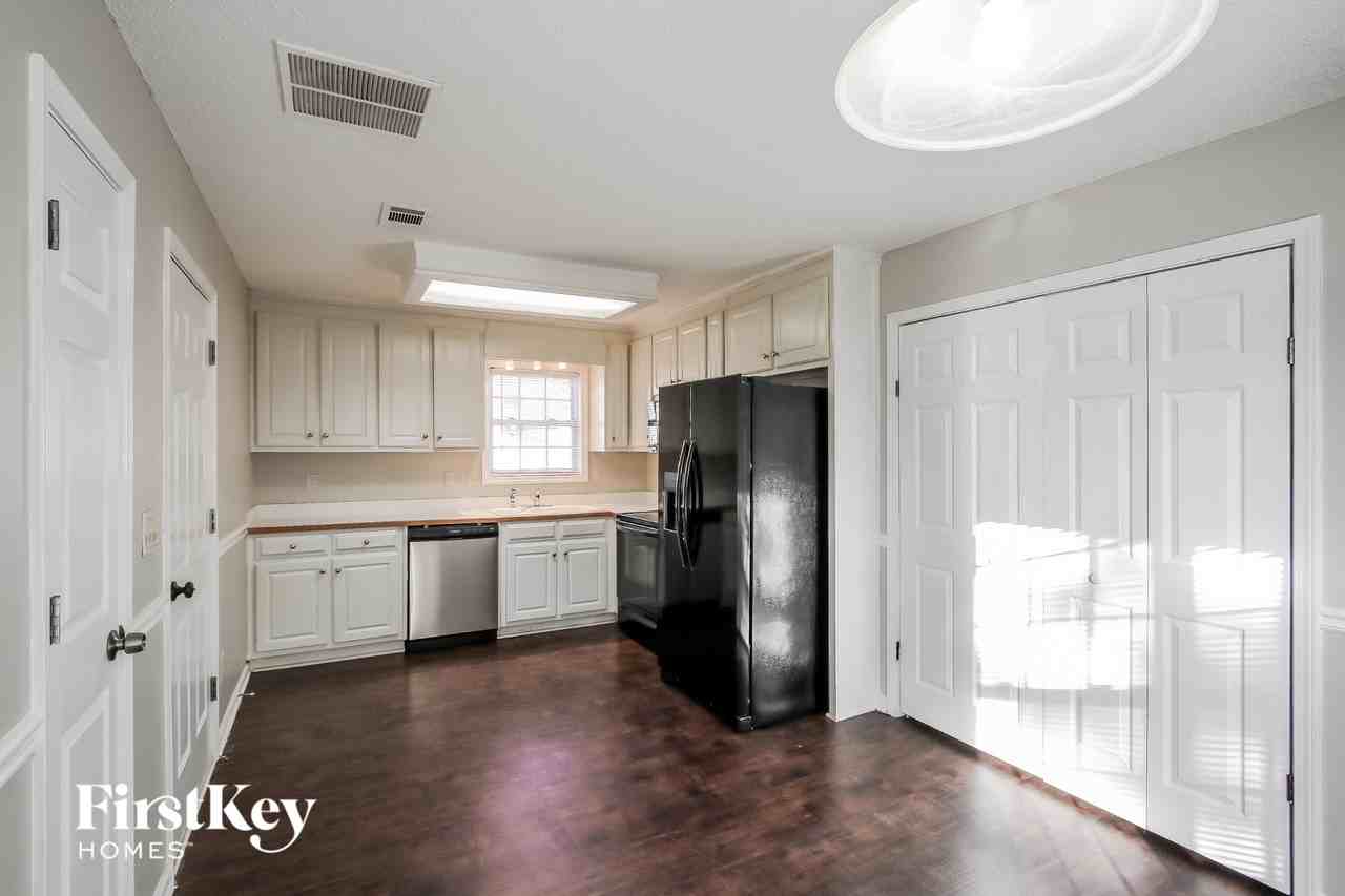 1166 Locust Dr - Photo 5 of 15