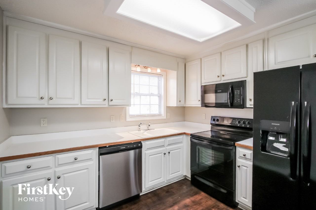 1166 Locust Dr - Photo 6 of 15