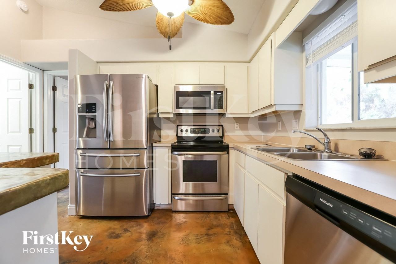 1009 Lasseter St - Photo 4 of 15