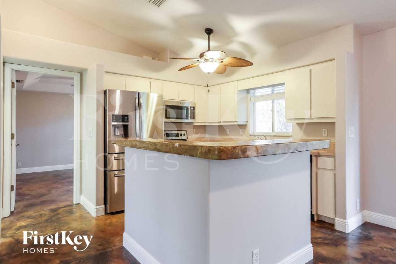 1009 Lasseter St - Photo 5 of 15