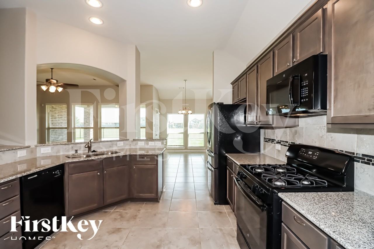 6211 Kolle Dr - Photo 7 of 18