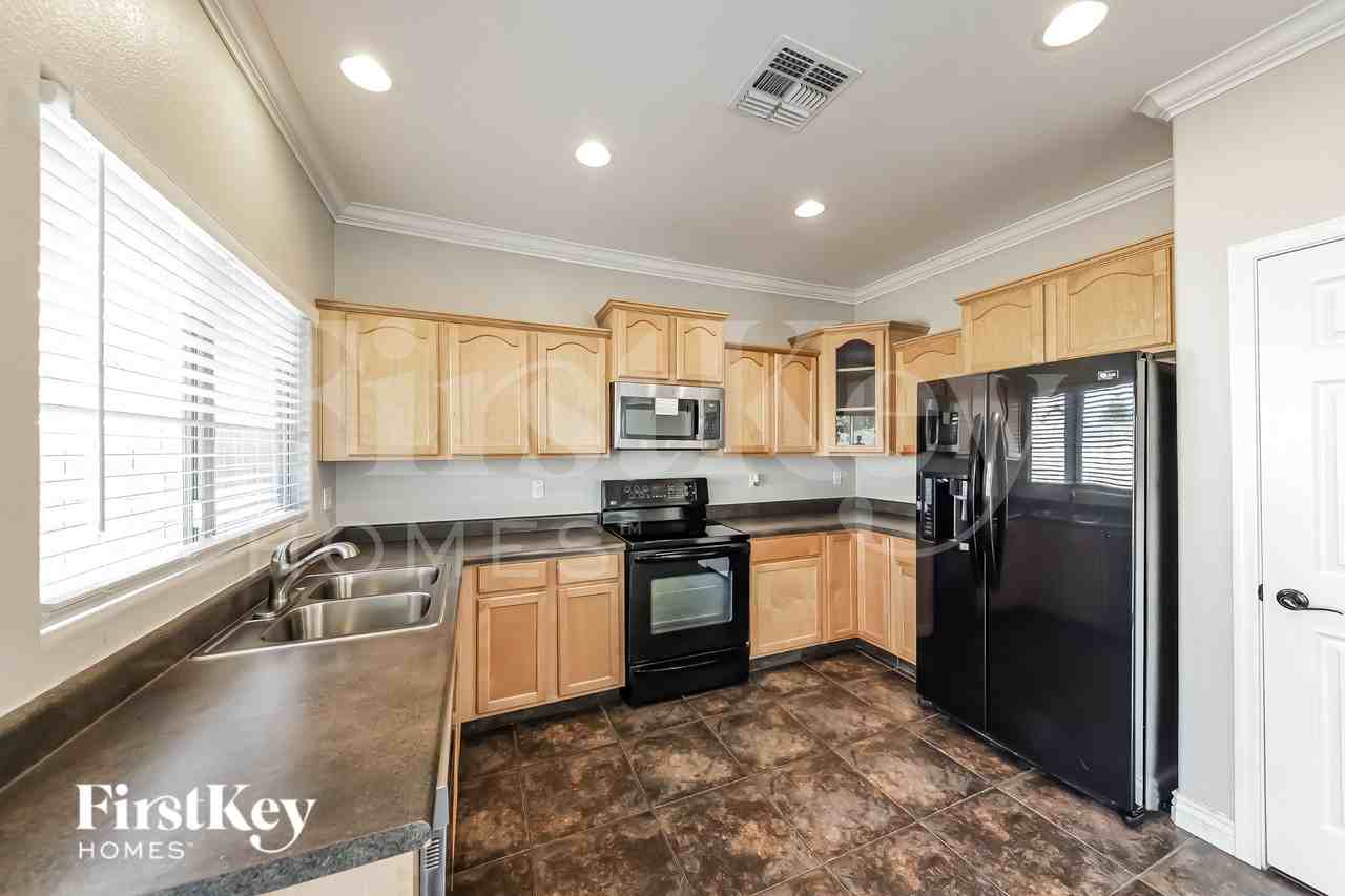 15150 N 146th Ave - Photo 6 of 18