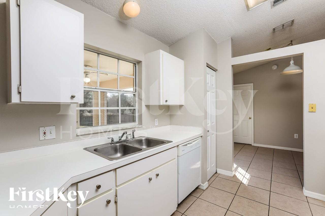 2059 Gallagher Ave - Photo 4 of 18