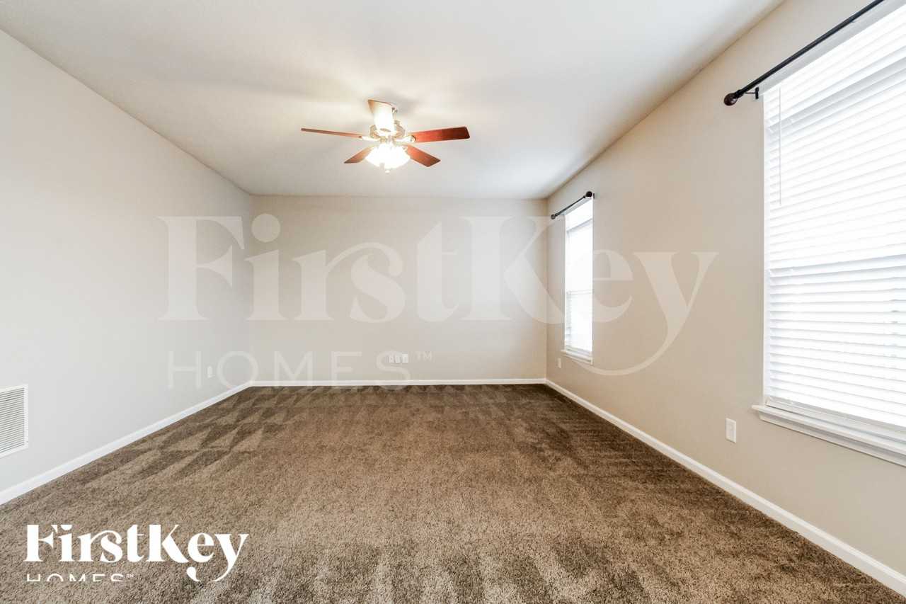 10463 Hunters Crossing Blvd - Photo 2 of 18