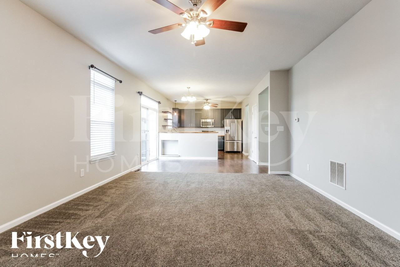 10463 Hunters Crossing Blvd - Photo 3 of 18