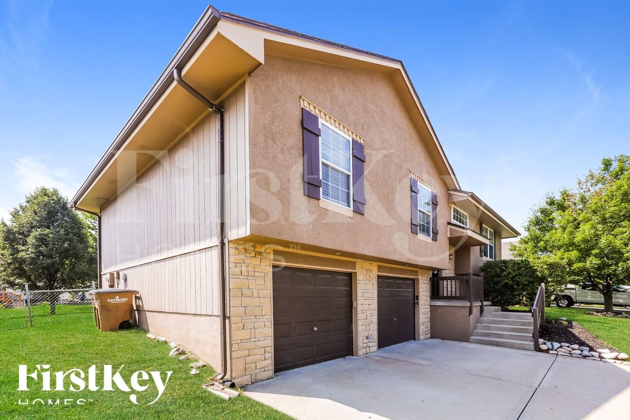 1109 Wiltshire Blvd - Photo 2 of 18