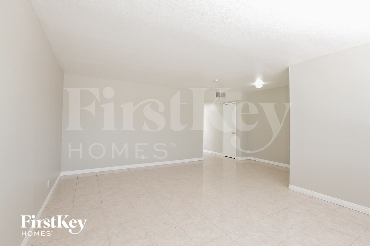 825 Antigua St - Photo 3 of 15