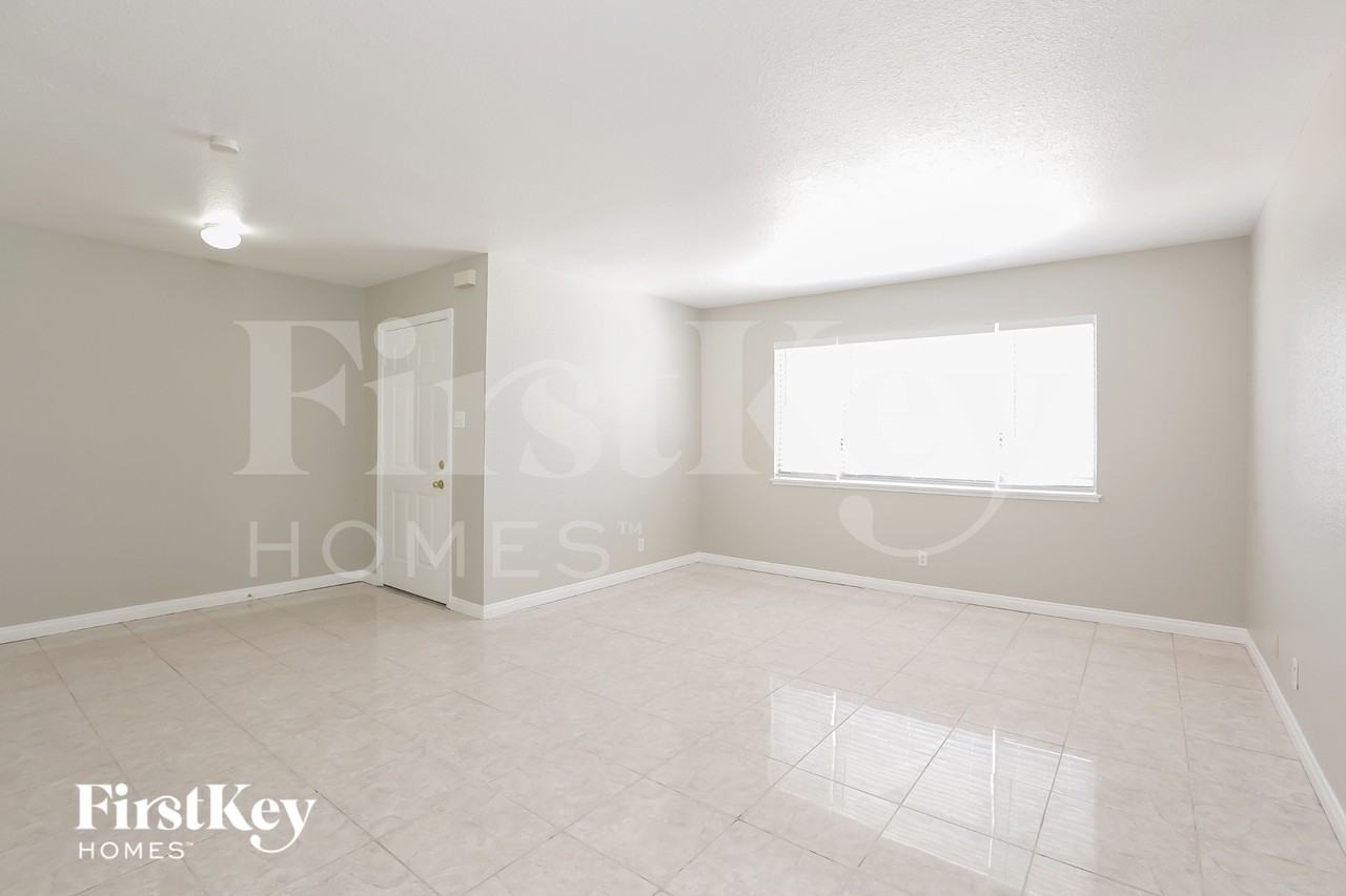 825 Antigua St - Photo 4 of 15