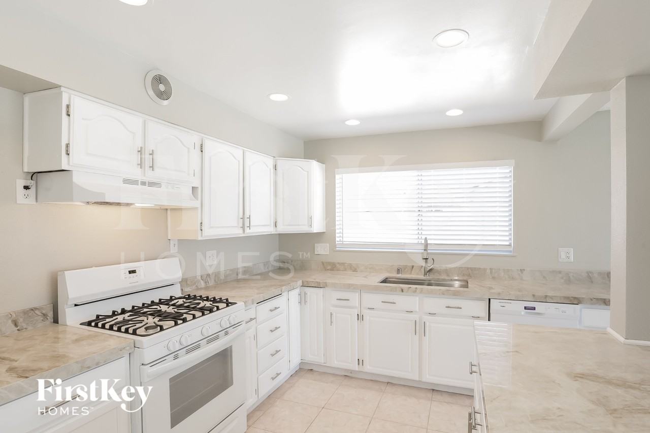 825 Antigua St - Photo 6 of 15