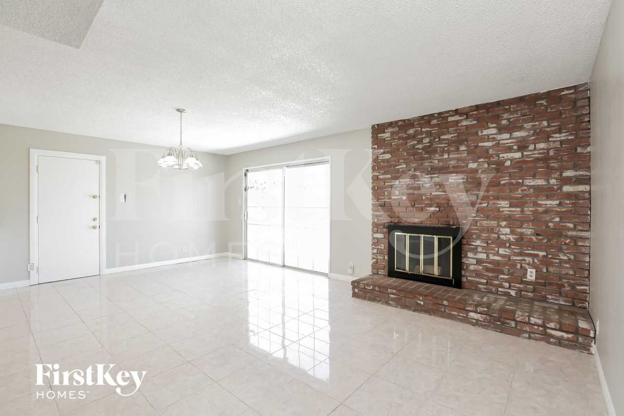 825 Antigua St - Photo 7 of 15