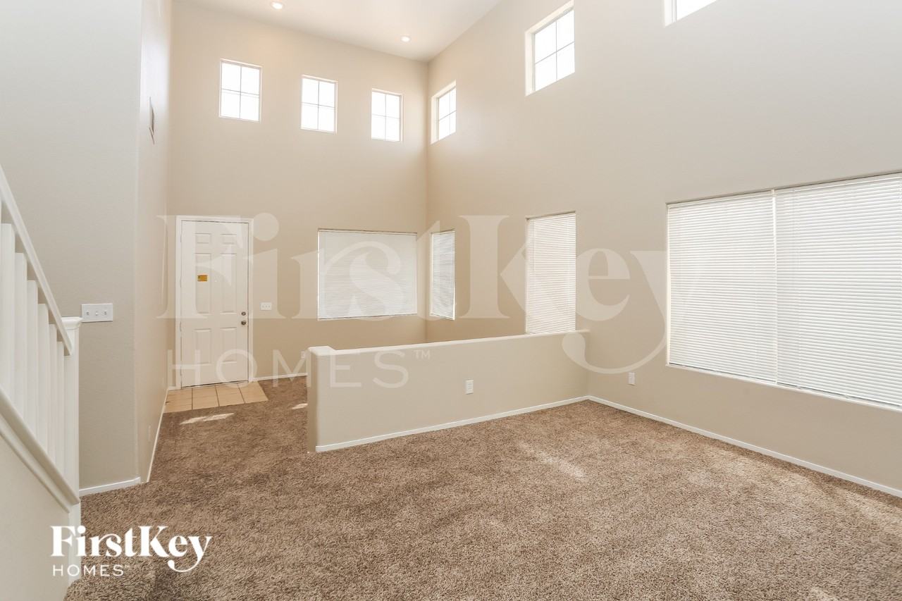 4633 Sergeant Ct - Photo 3 of 19