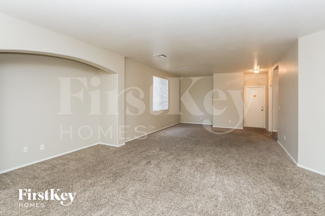 4633 Sergeant Ct - Photo 5 of 19