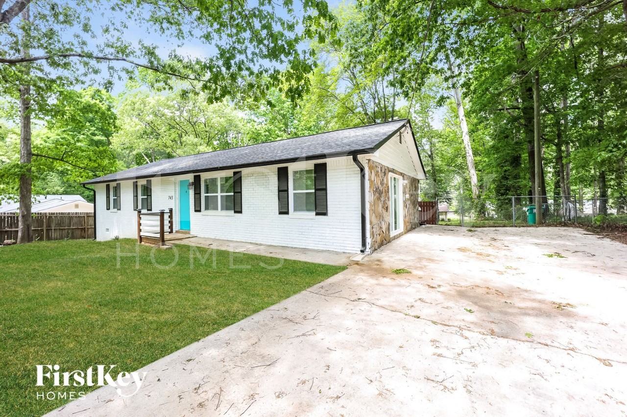 743 Oak Dr - Photo 2 of 15