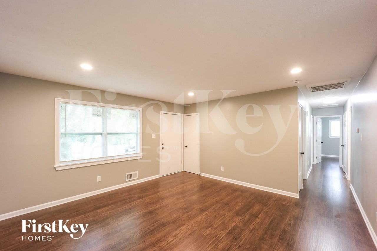 743 Oak Dr - Photo 3 of 15