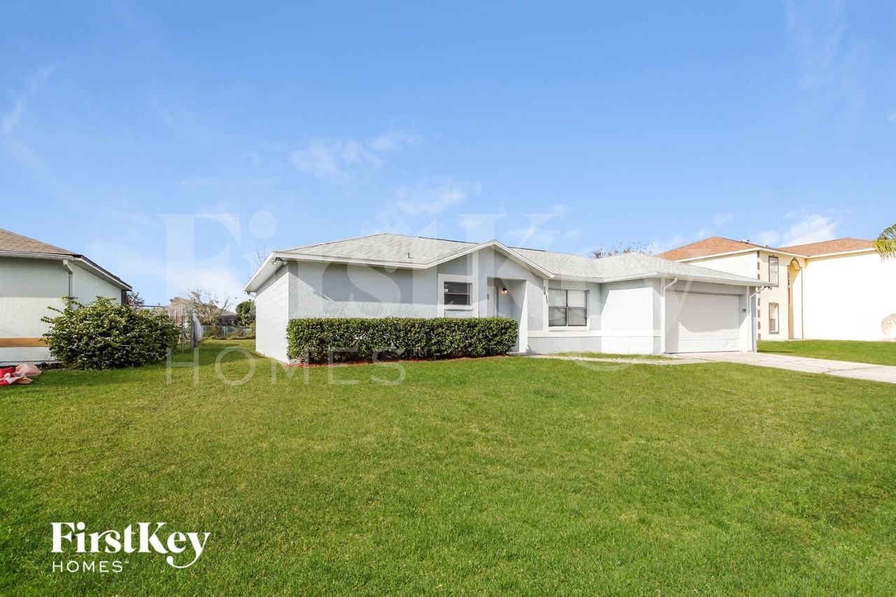 1013 Dartmoor Pl - Photo 2 of 15