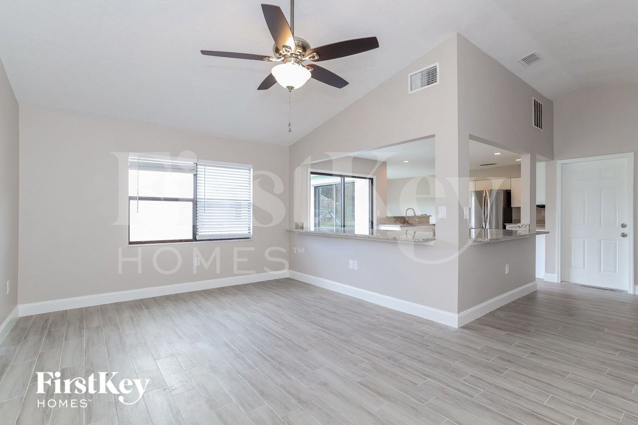 1013 Dartmoor Pl - Photo 3 of 15