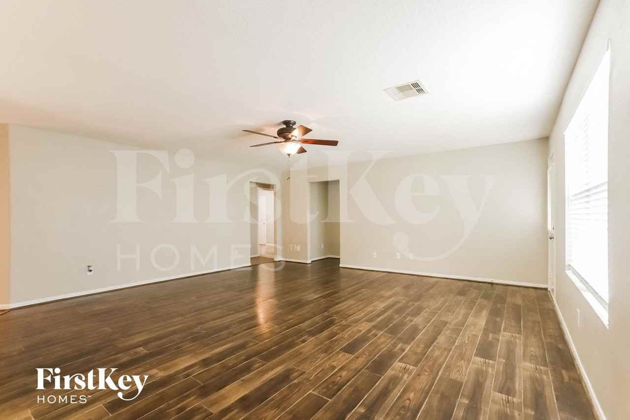 16985 Valiant Oak St - Photo 3 of 15