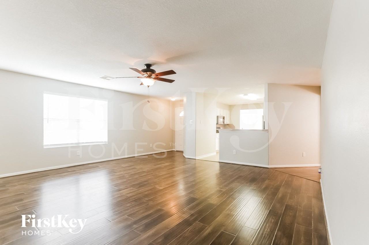 16985 Valiant Oak St - Photo 4 of 15