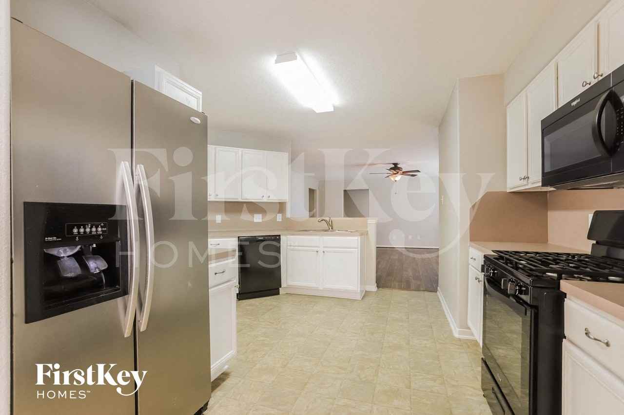 16985 Valiant Oak St - Photo 7 of 15