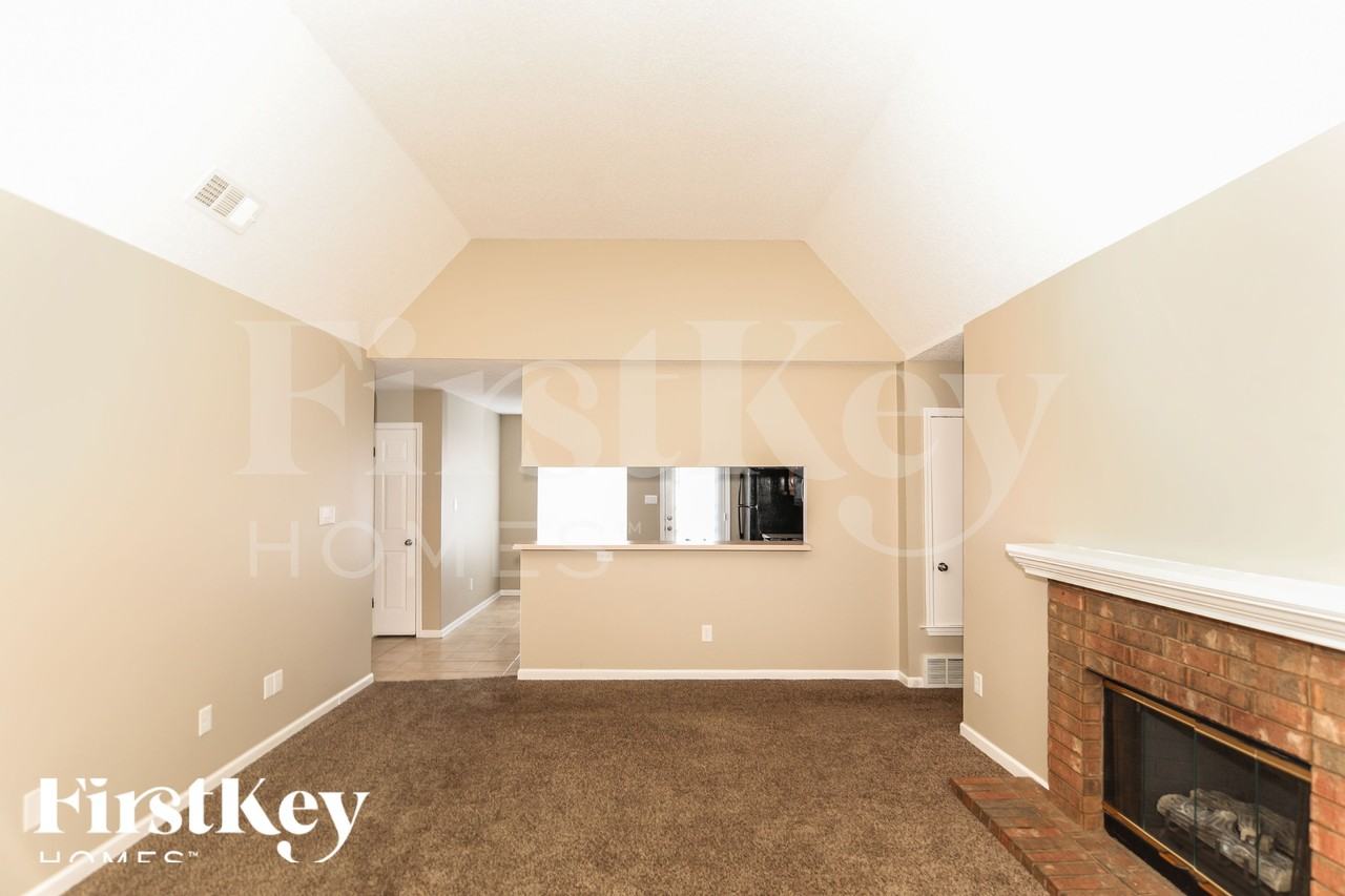 8491 Highland Glen Cir N - Photo 2 of 18