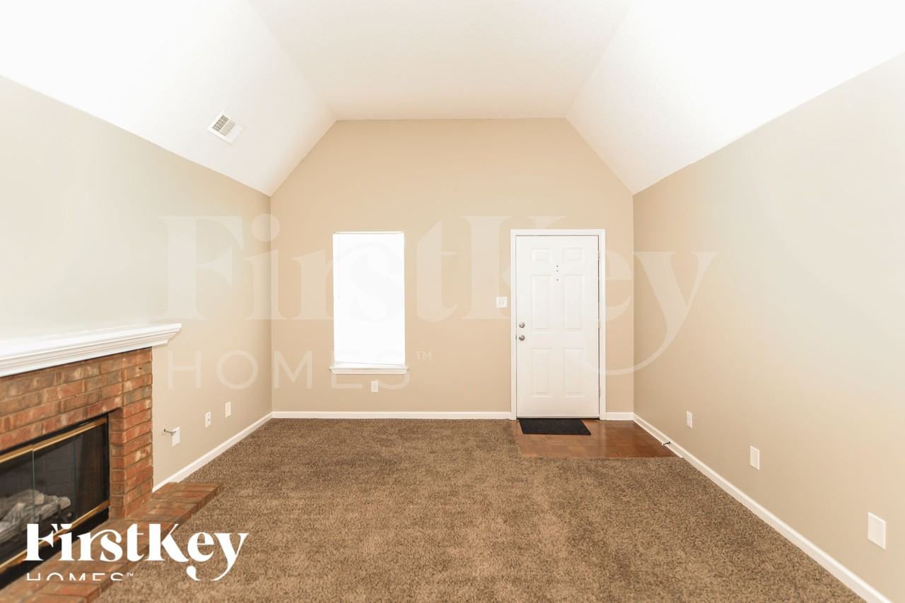 8491 Highland Glen Cir N - Photo 3 of 18