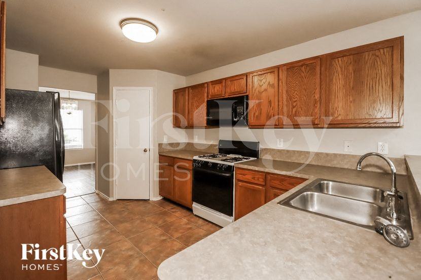 602 Regal Hollow Ln - Photo 7 of 15