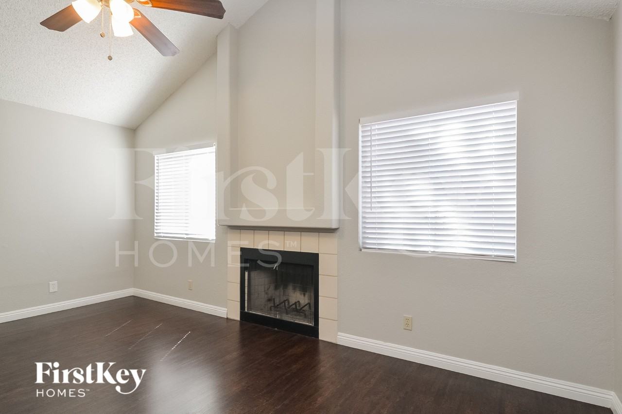 267 Spring Hills Ln - Photo 5 of 19